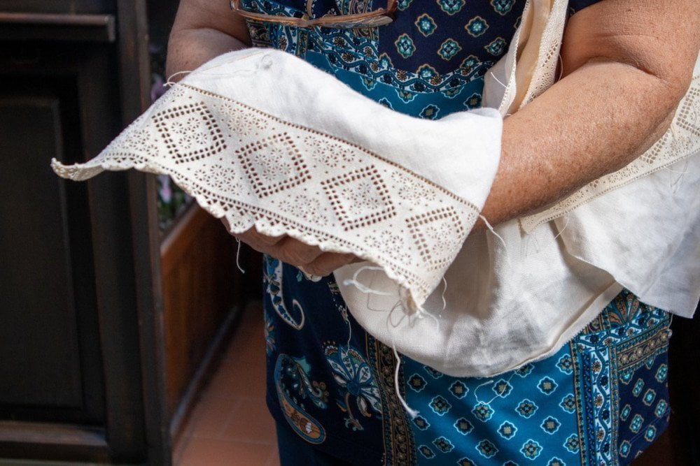 Tessuto bordato con pizzo puncetto valsesiano