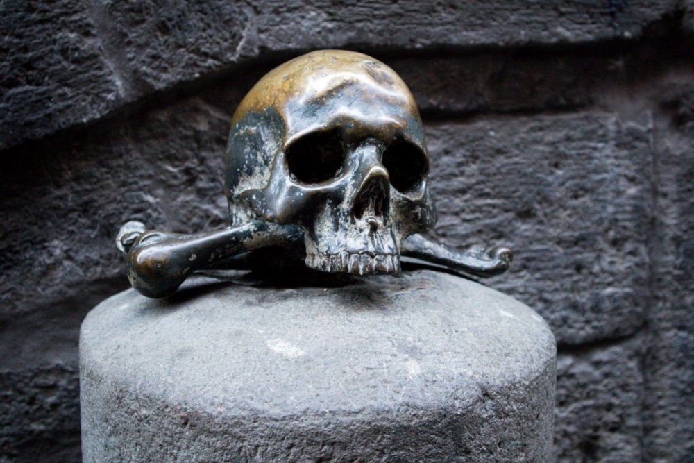 Scultura a forma di teschio di fronte alla chiesa di Santa Maria delle Anime del Purgatorio ad Arco di Napoli