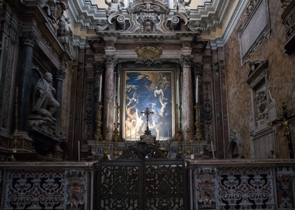 Interno barocco della chiesa di Santa Maria delle Anime del Purgatorio ad Arco di Napoli