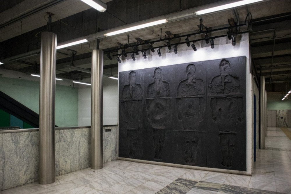 Installazione di Nino Longobardi nella fermata Quattro Giornate della metropolitana di Napoli