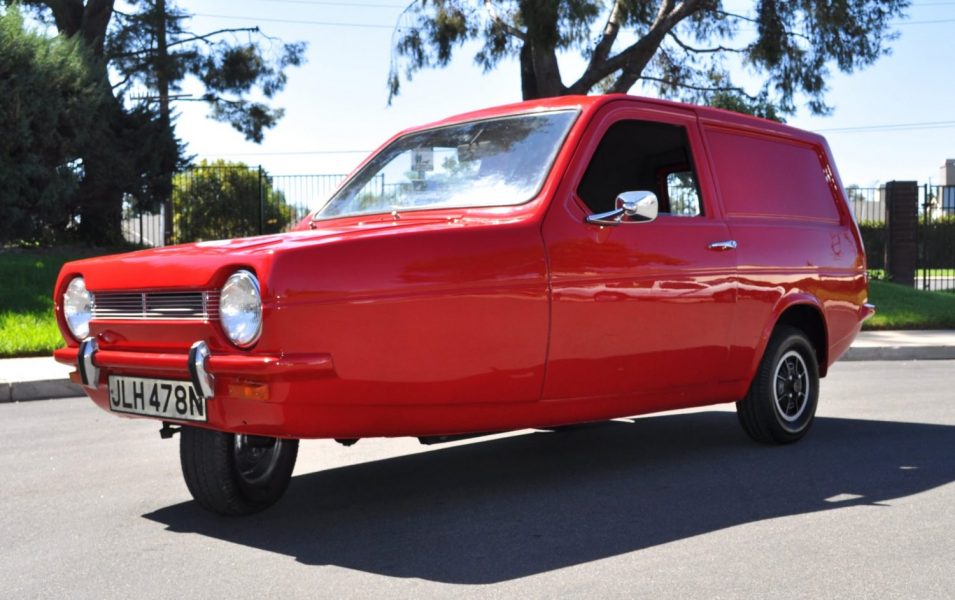 Reliant Robin rossa