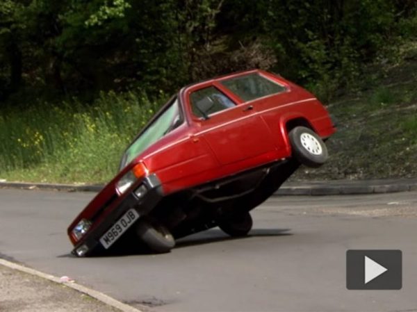 Reliant Robin rossa ribaltata
