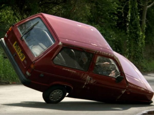 Reliant Robin bordeaux ribaltata