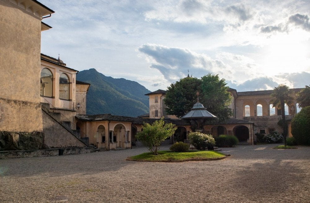 Piazza del Sacro Monte in cui si trova la Fontana della Resurrezione, punto finale del pellegrinaggio nella Nuova Gerusalemme