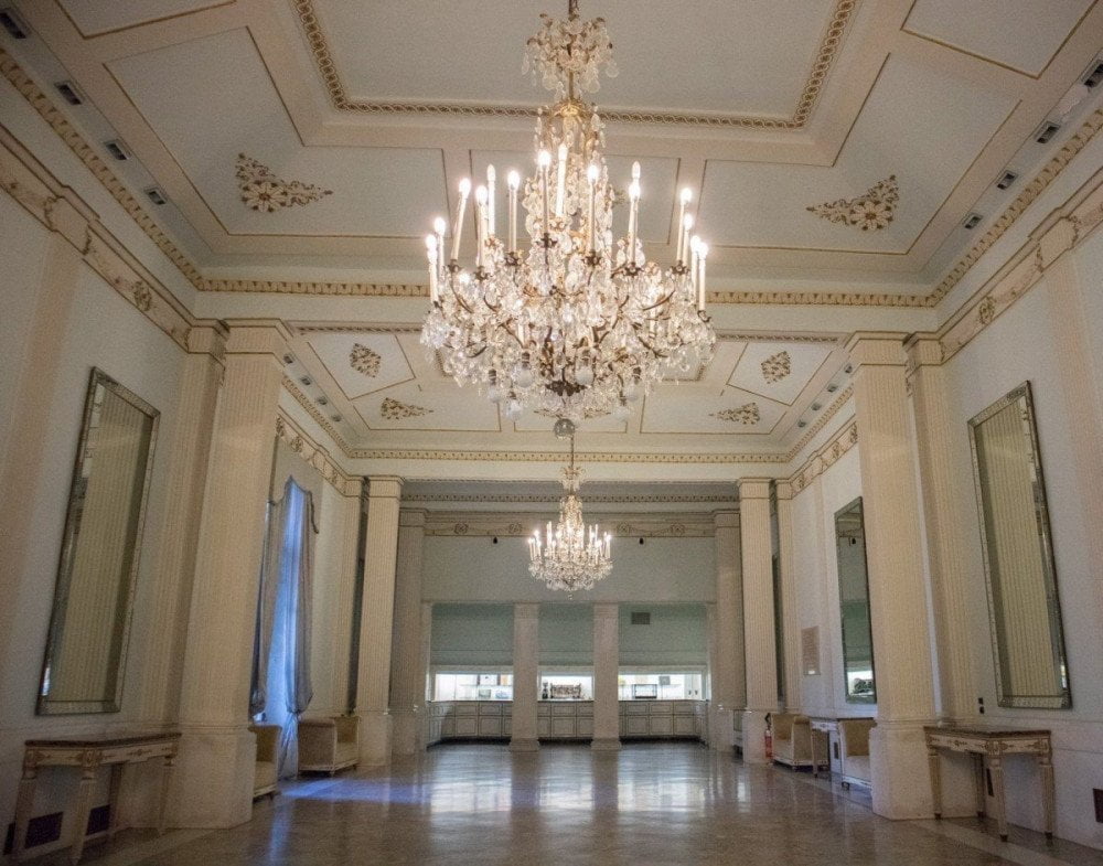 Una delle sale del Teatro San Carlo di Napoli visitabile durante la visita guidata