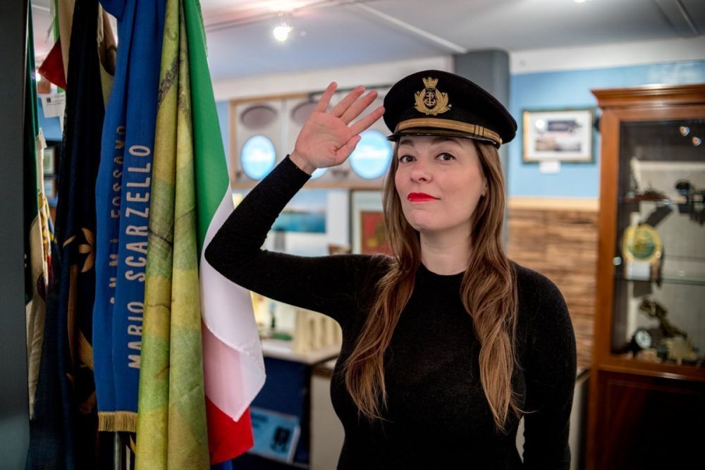 Tentativo di saluto militare, interno museo ANMI Torino, foto Ʌir Fotografía per Plastikwombat