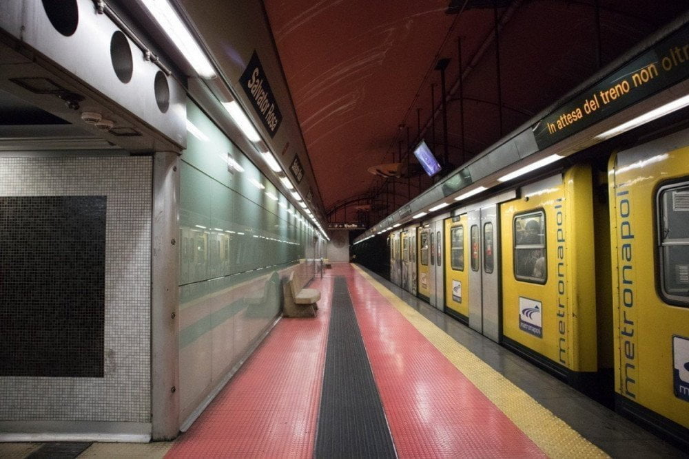 Banchina della fermata Salvator Rosa della metropolitana di Napoli