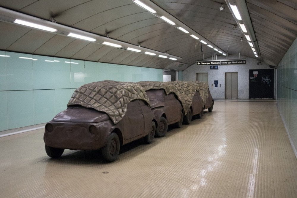 Installazione A subway è chiù sicura di Perino&Vele nella fermata Salvator Rosa della metropolitana di Napoli
