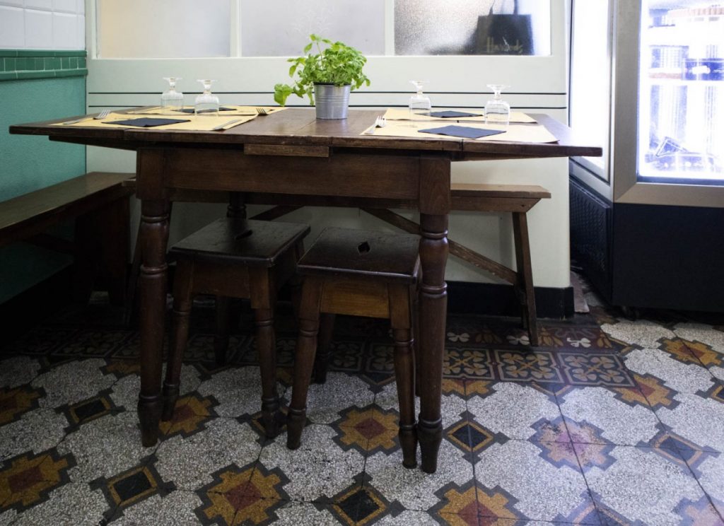 Interno della trattoria Sa' Pesta di Genova