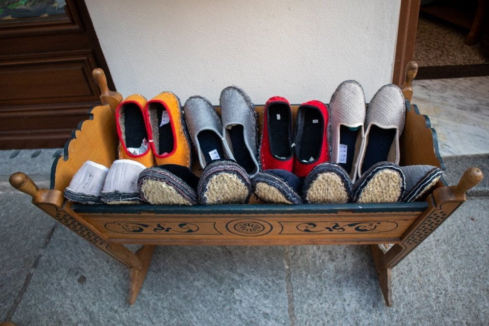 Esposizione di scapin valsesiani in una bottega di Varallo Sesia