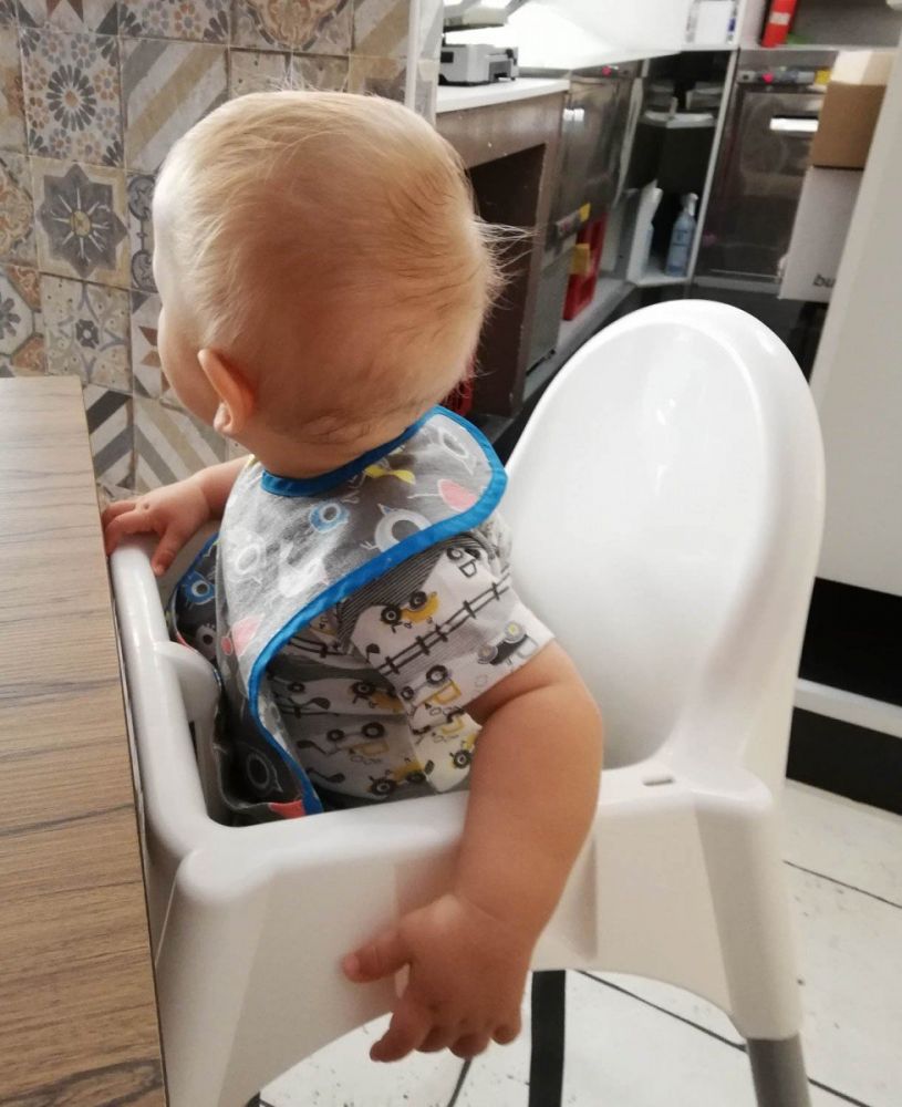 Seggiolone IKEA Antilop in un ristorante