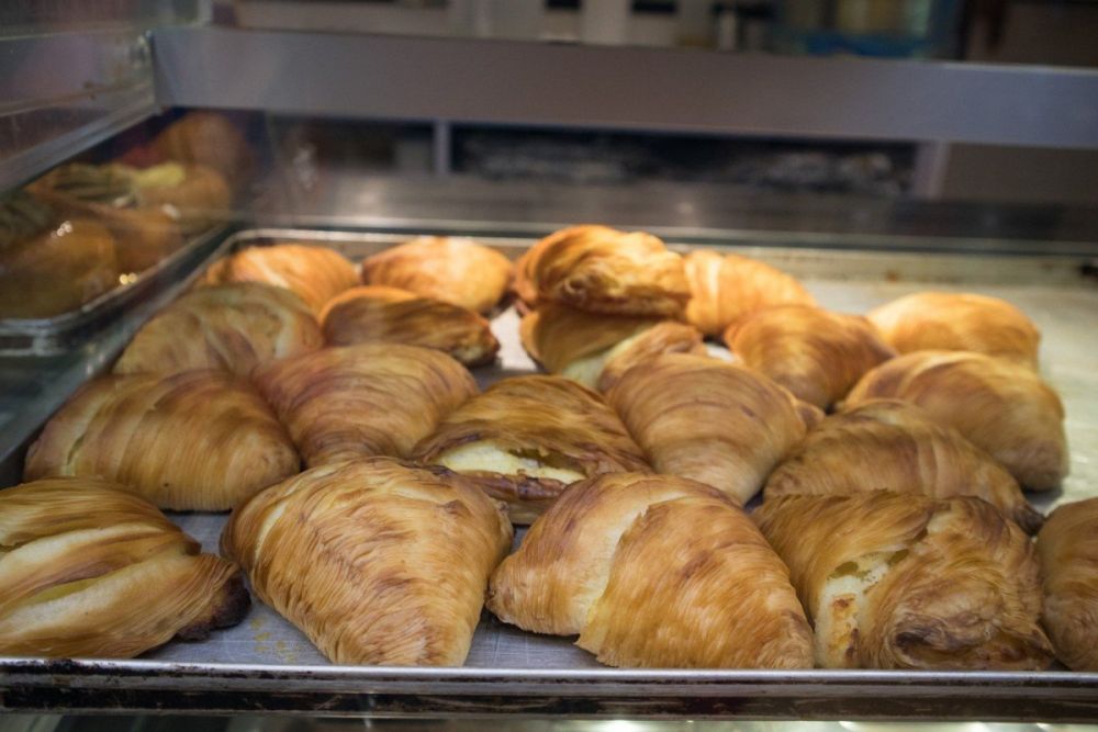 Vassoio di sfogliatelle ricce nella vetrina di Le Delizie della Costiera alla stazione ferroviaria Napoli Centrale