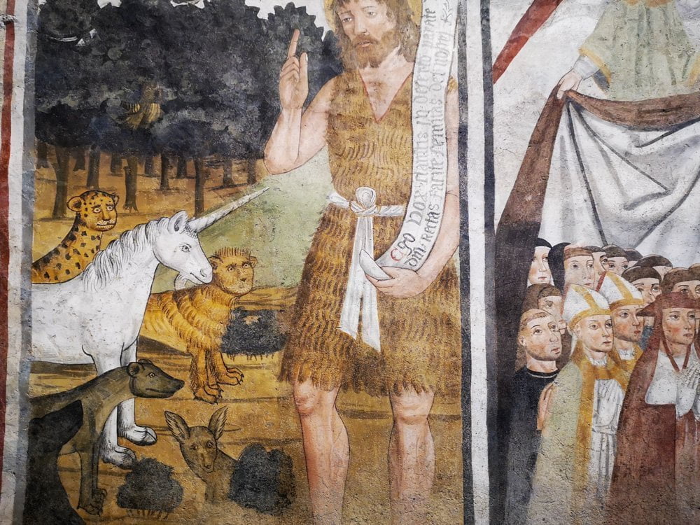 San Giovanni Vincenzo con animali fantastici tratti dai bestiari medievali in un affresco alla Sacra di San Michele