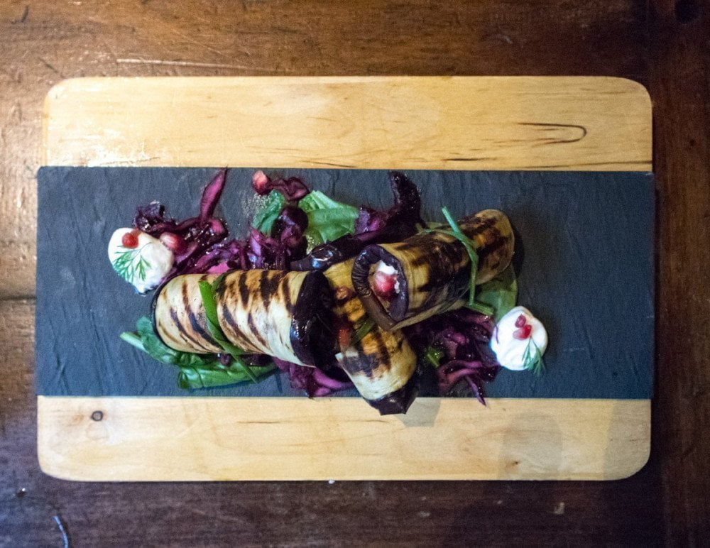 Antipasto di badrijani di melanzane al ristorante di cucina sovietica Sibiriaki di Torino