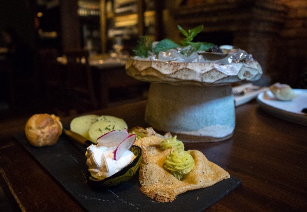 Degustazione di caviale e uova di salmone accompagnati da blinì, patate e bignè al ristorante di cucina sovietica Sibiriaki di Torino