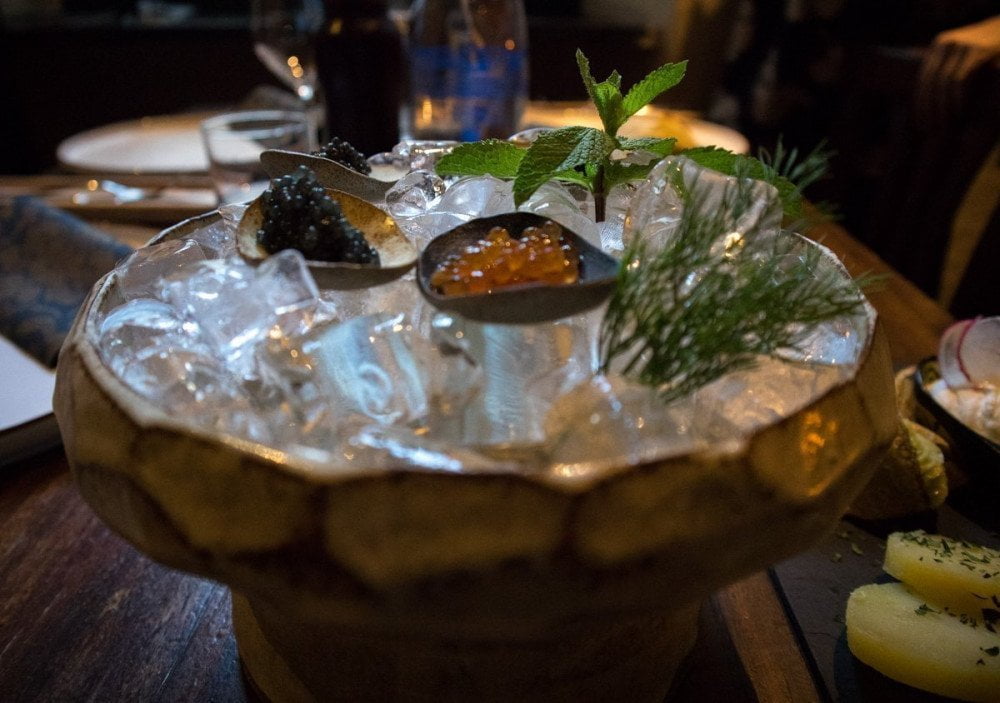 Degustazione di caviale e uova di salmone al ristorante di cucina sovietica Sibiriaki di Torino