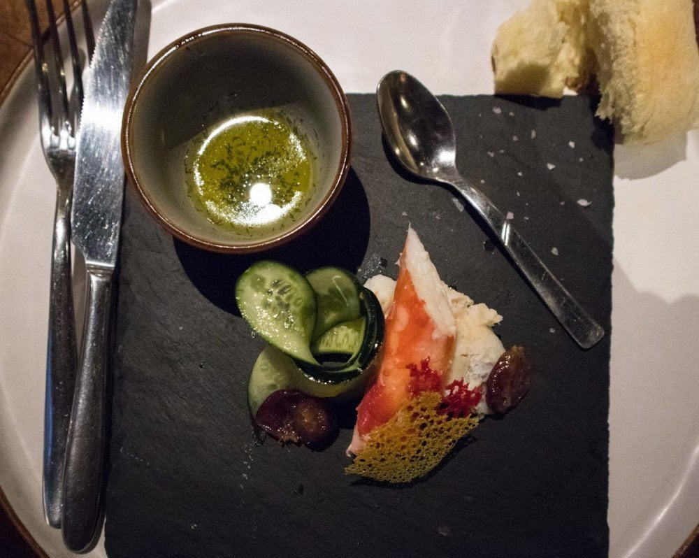 Granchio reale della Kamchatka sgusciato e pronto da mangiare al ristorante Sibiriaki di Torino