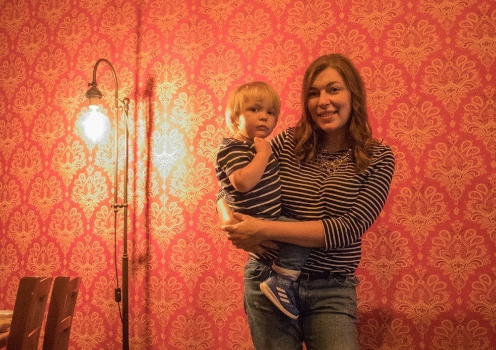 Paola Bertoni con il Britalian baby al ristorante di cucina sovietica Sibiriaki di Torino