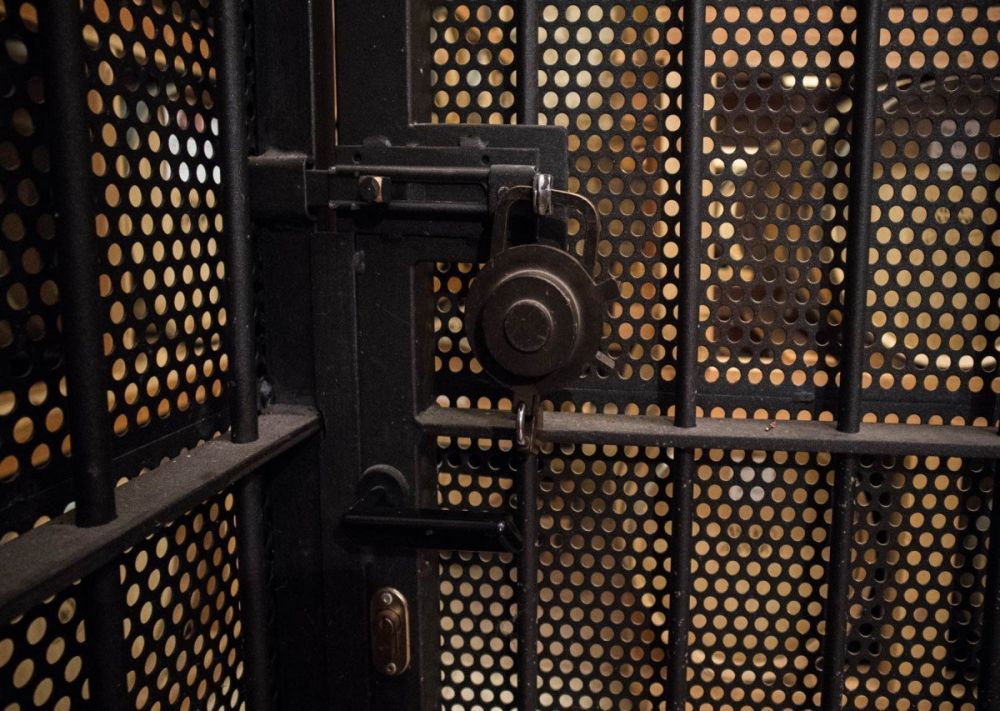 Lucchetto della Guardia di Finanza nella cantina di invecchiamento della distilleria Villa de Varda