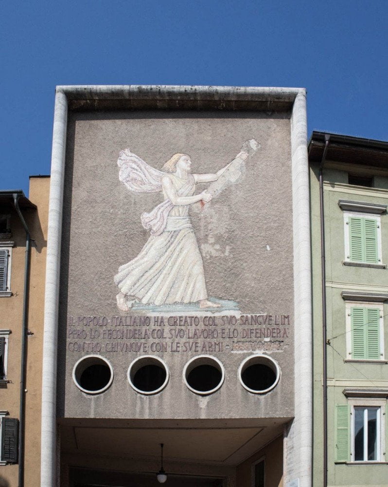 Donna del Fascio di Gino Pancheri, nella Galleria dei Legionari Trentini, ribattezzata “signora del Flit” dai trentini