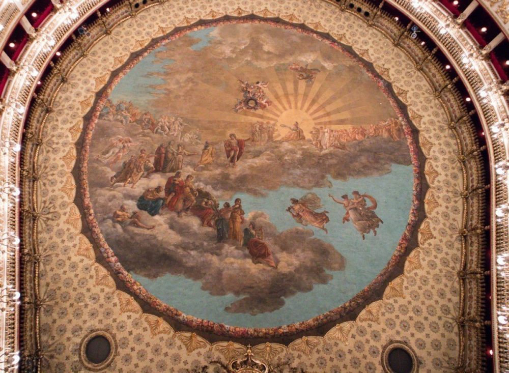 Il soffitto del Teatro San Carlo di Napoli con la grande tela dipinta che nasconde la cupola in legno