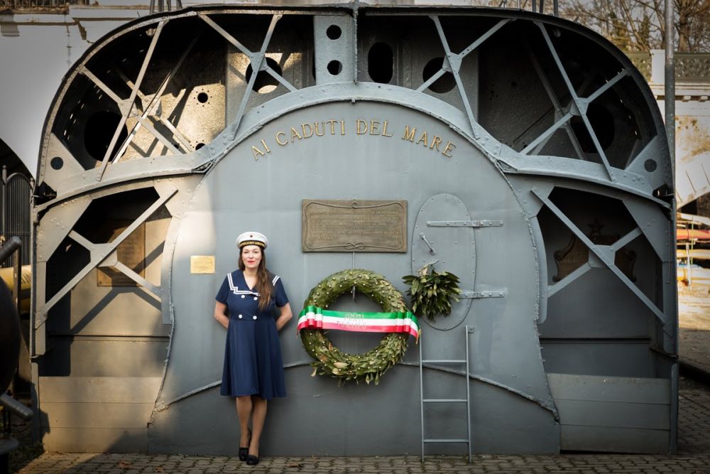 Paola Bertoni davanti al sommergibile Andrea Provana all'ANMI di Torino, foto Ʌir Fotografía per Plastikwombat