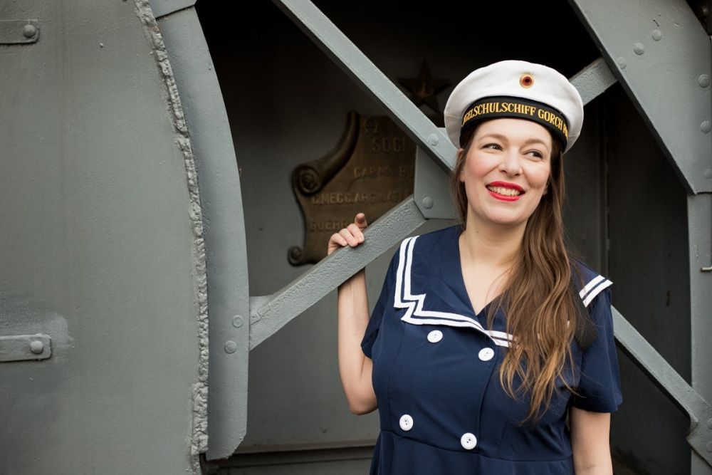 Paola Bertoni davanti al sommergibile Andrea Provana all'ANMI di Torino, foto Ʌir Fotografía per Plastikwombat