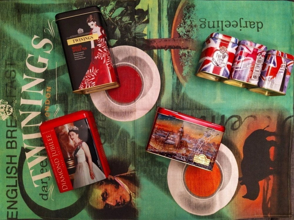 La collezione di lattine di tè, souvenir di Marina del blog Maraina in viaggio