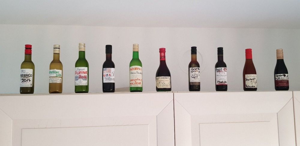 La collezione di bottigliette, souvenir di Sara del blog Viaggi da fotografare