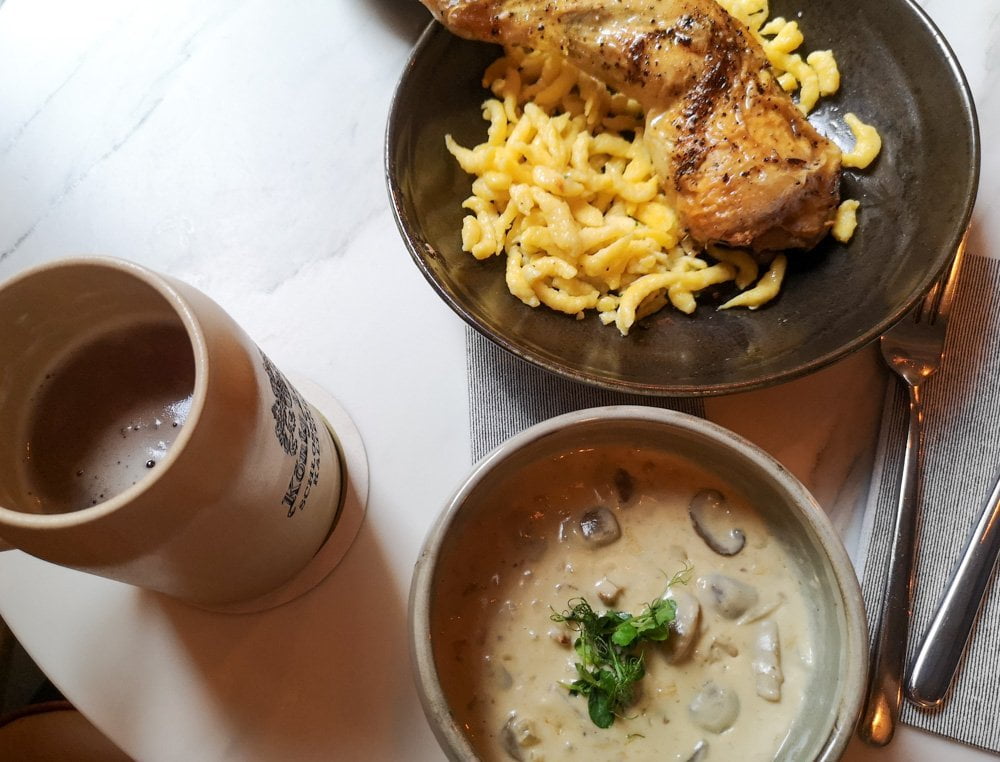 Spatzle con pollo e salsa panna e funghi