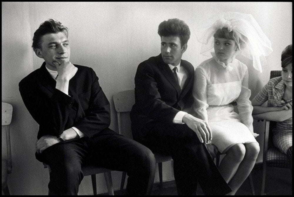 Coppia e single nordamericani fotografati da Elliott Erwitt