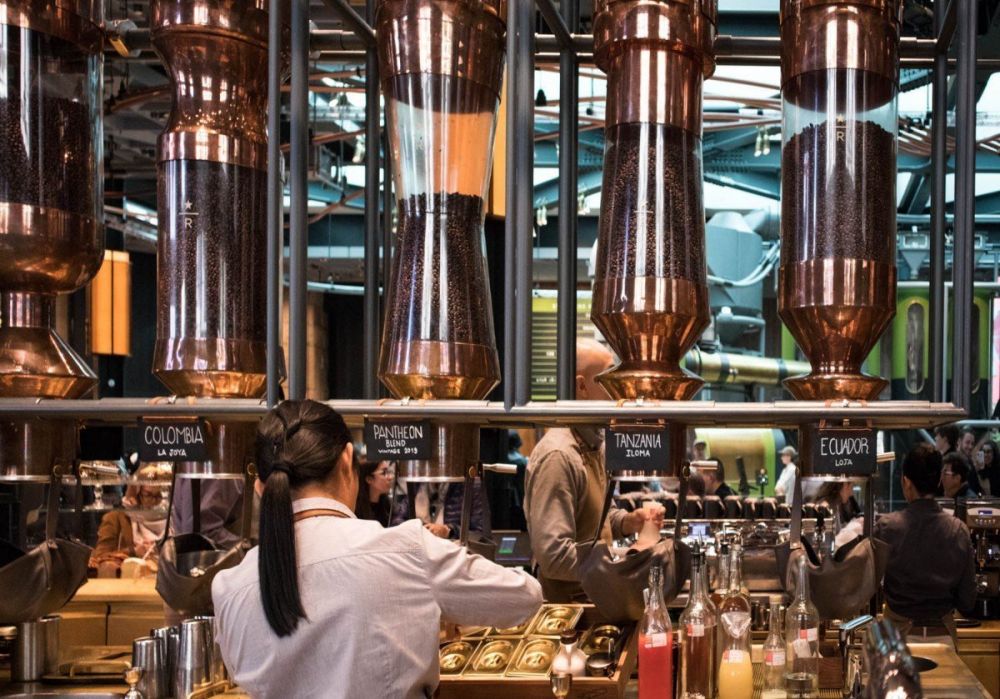 La caffetteria principale Main Bar della Starbucks Reserve Roastery di Milano