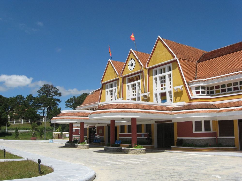 La facciata della stazione ferroviaria di Dalat