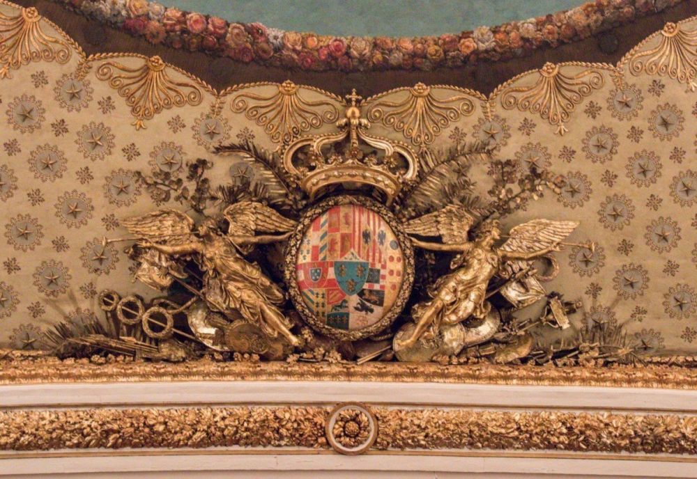 Lo stemma dei Borbone che era stato coperto dallo stemma dei Savoia dopo l'Unità d'Italia