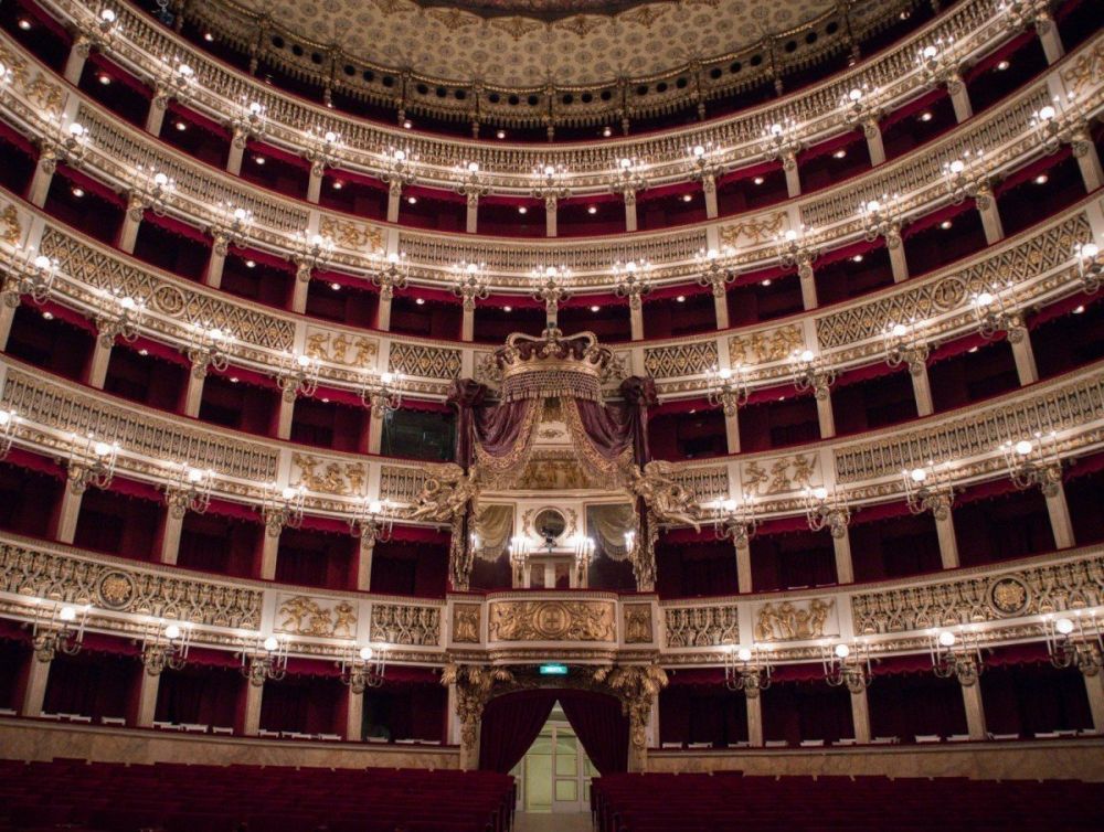 Serie di palchi all'interno del Teatro San Carlo di Napoli con il palco reale in centro