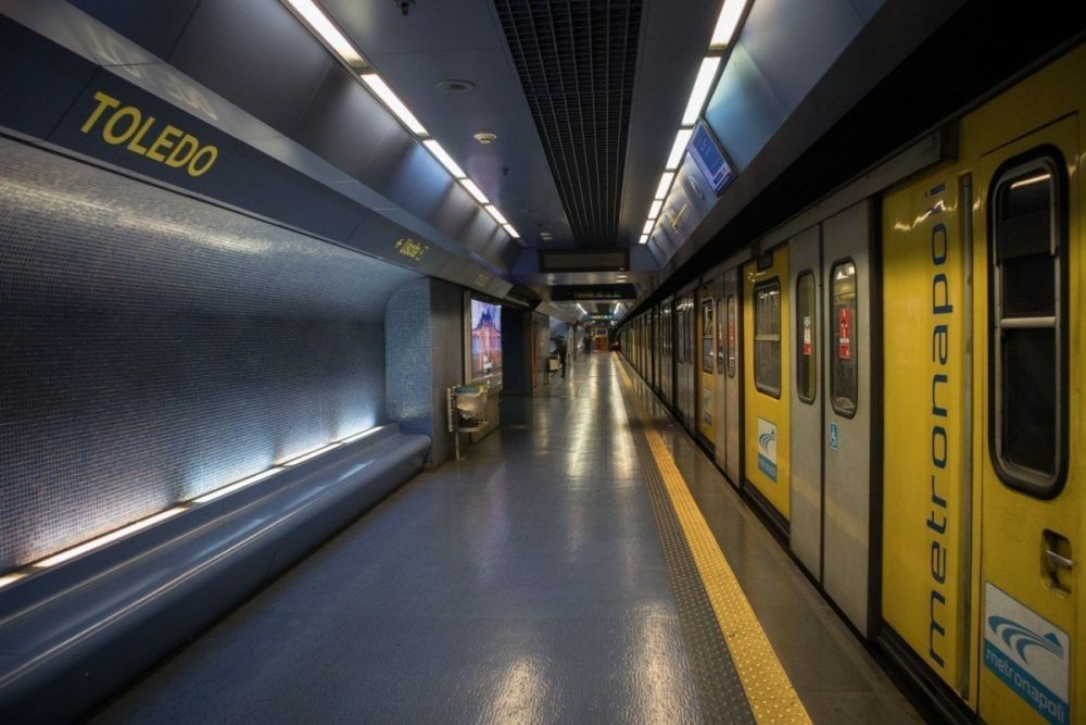 Banchina della fermata Toledo della metropolitana di Napoli