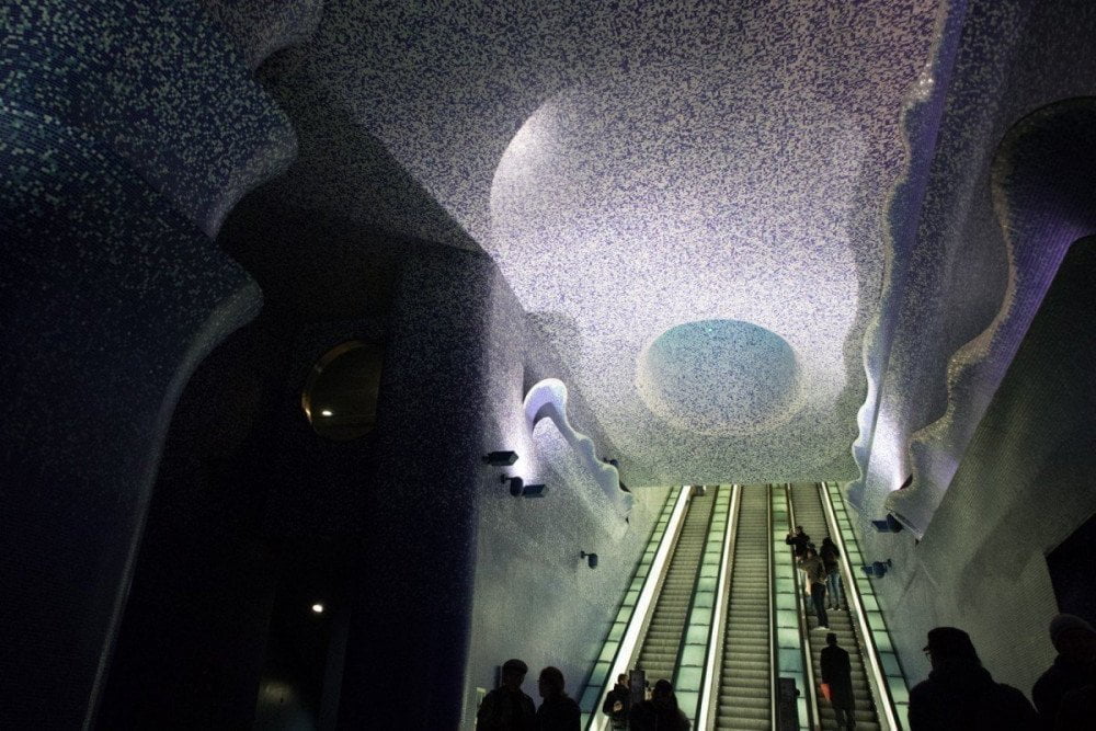 Installazione Crater de Luz alla fermata Toledo della metropolitana di Napoli