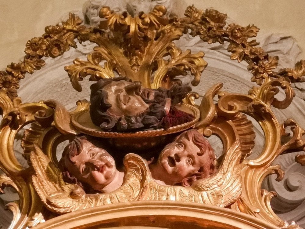Fregio con San Giovanni Decollato (decapitato) nella chiesa dell'Arciconfraternita della Misericordia a Torino, visitata durante il tour Torino Noir