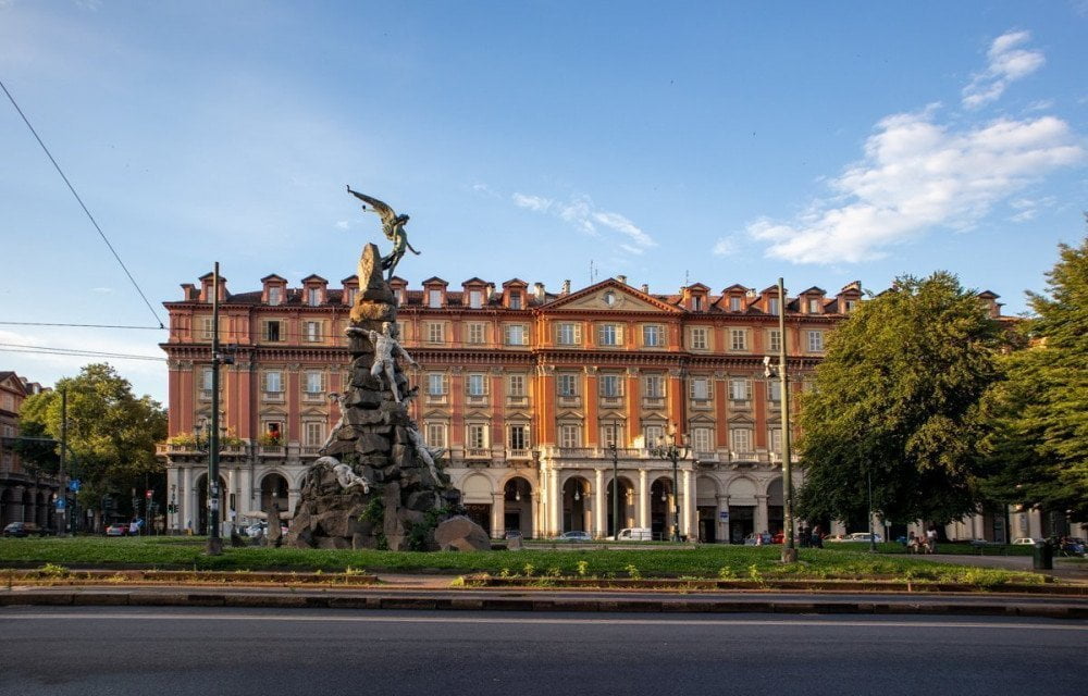 Piazza Statuto a Torino, al cui centro svetta il Monumento ai Caduti del Frejus