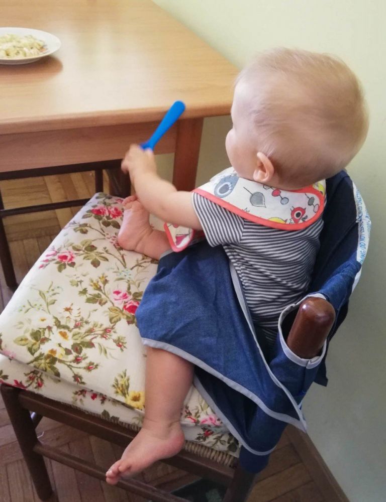 Totseat utilizzato su una sedia al posto del seggiolone