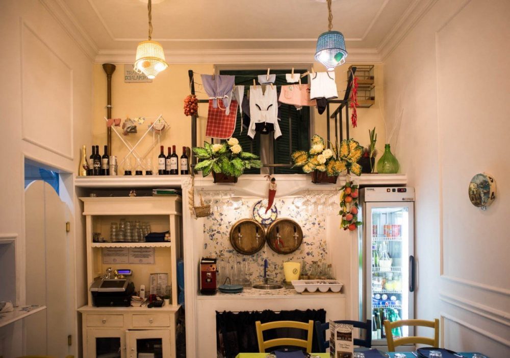 Interno della trattoria Sciala popolo a Napoli