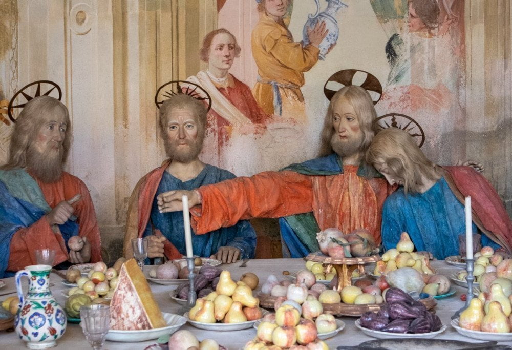 La cappella dell'Ultima Cena al Sacro Monte di Varallo allestita con manichini con capelli veri, frutta e stoviglie di ceramica