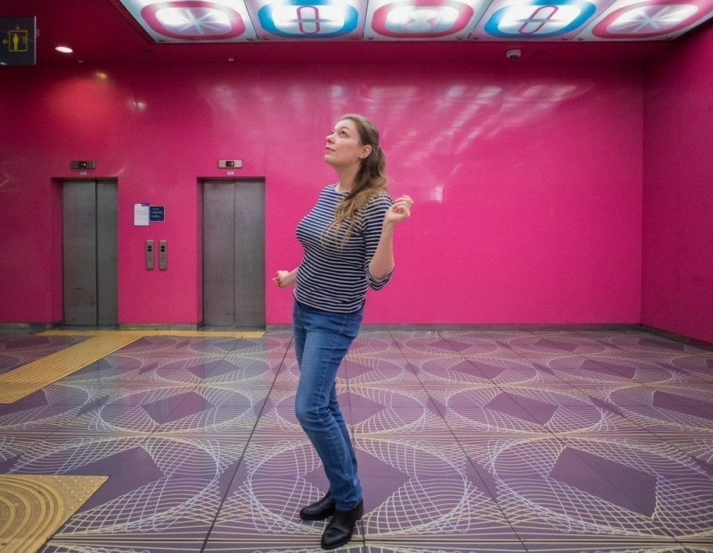 Paola Bertoni nell'atrio della fermata Università della metropolitana di Napoli