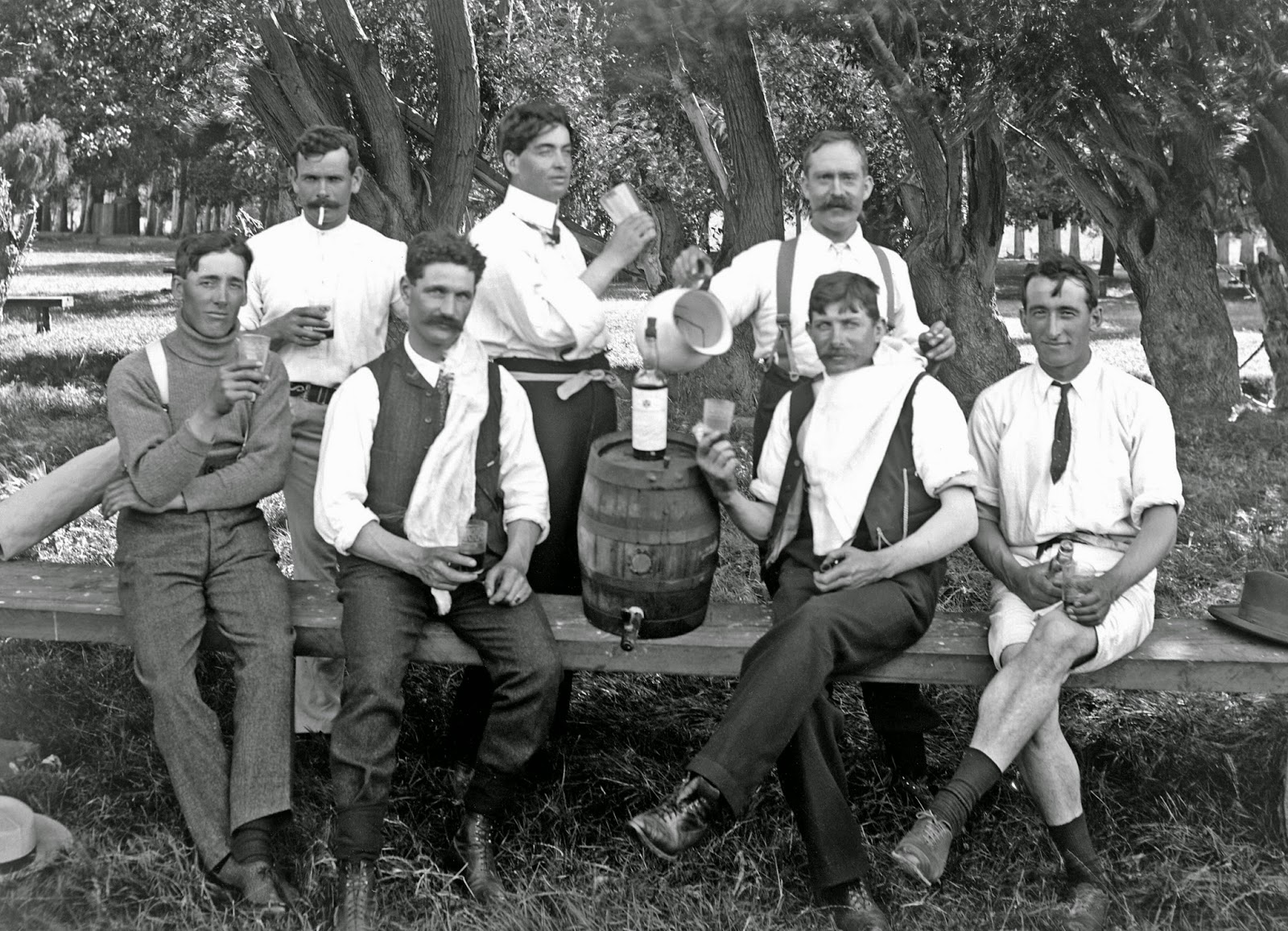 Uomini bevono alcolici in una fotografia d'epoca