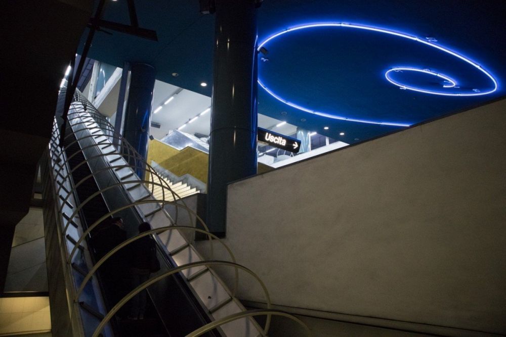 La spirale in neon blu di Mario Merz alla fermata Vanvitelli della metropolitana di Napoli