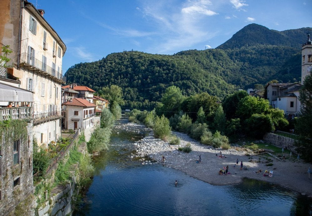 Spiaggetta di Varallo sotto il Ponte Antonini lungo il torrente Mastallone dove i locali fanno il bagno e prendono il sole