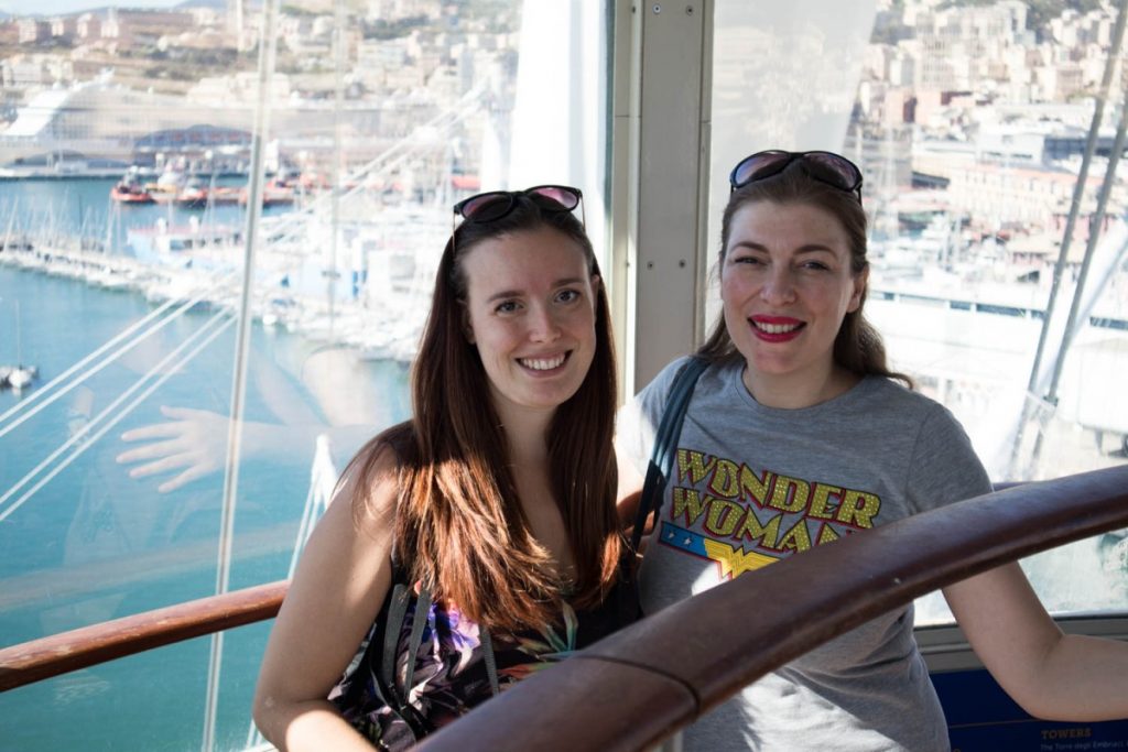 Veronica Meriggi e Paola Bertoni nell'ascensore panoramico Bigo a Genova