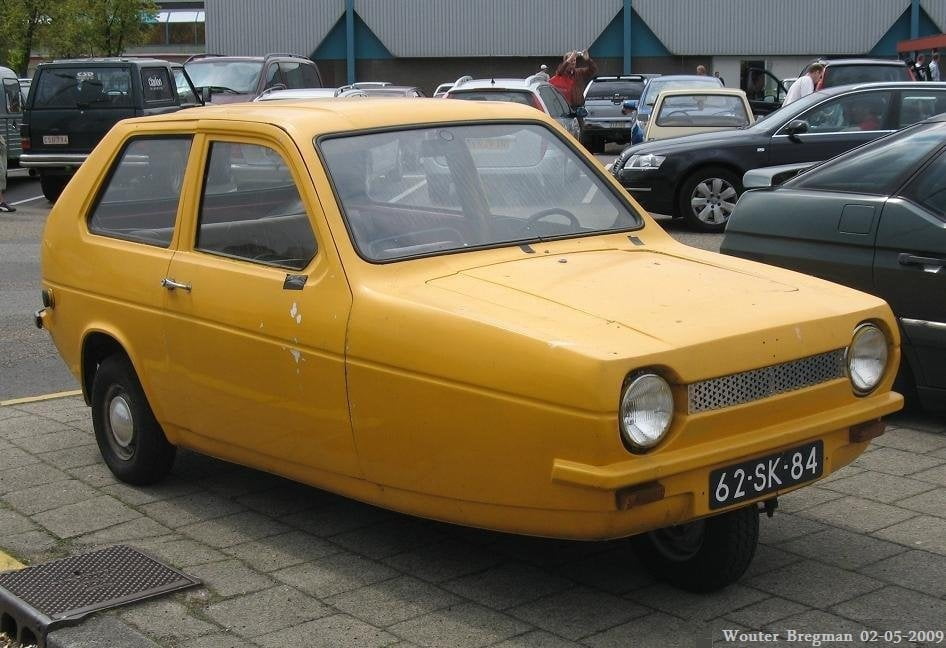 Reliant Robin gialla