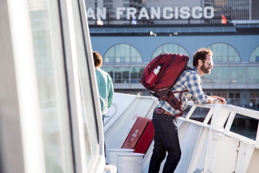 Uomo con zaino con ruote