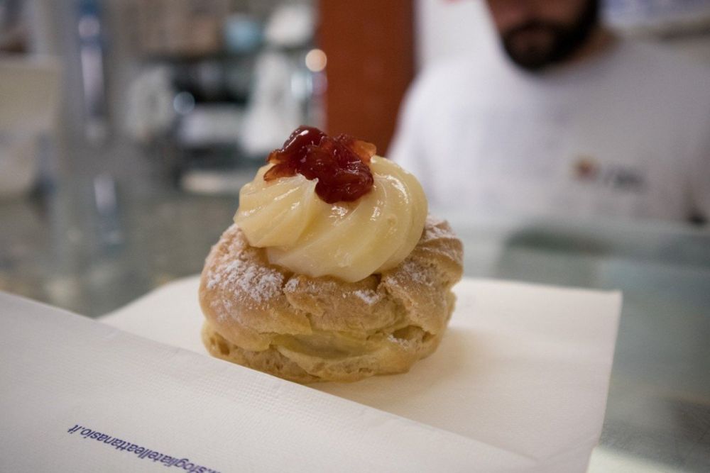 Zeppola di San Giuseppe taglia mignon dell'Antico Forno delle Sfogliatelle Calde F.lli Attanasio di Napoli